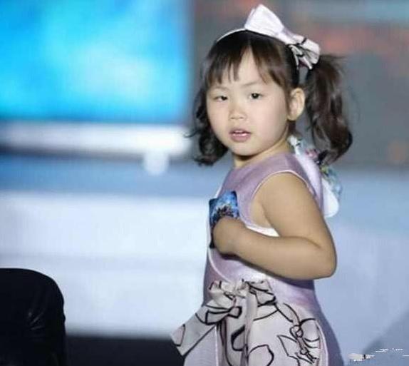 王宝强女儿近照小圆脸肉嘟嘟笑容可爱邻家有女初长成