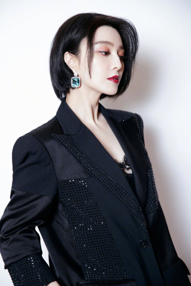 范冰冰黑色西装现身,短发造型帅气利落,回归巅峰女王气场