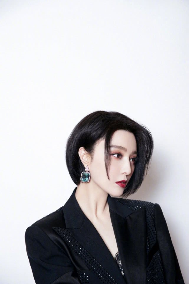 范冰冰黑色西装现身,短发造型帅气利落,回归巅峰女王气场