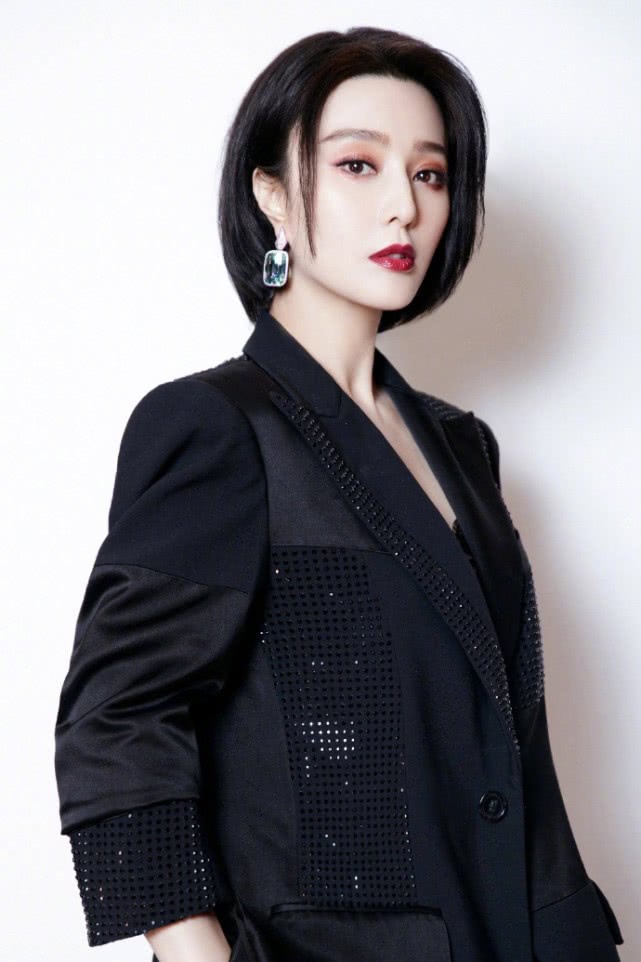 范冰冰黑色西装现身,短发造型帅气利落,回归巅峰女王气场