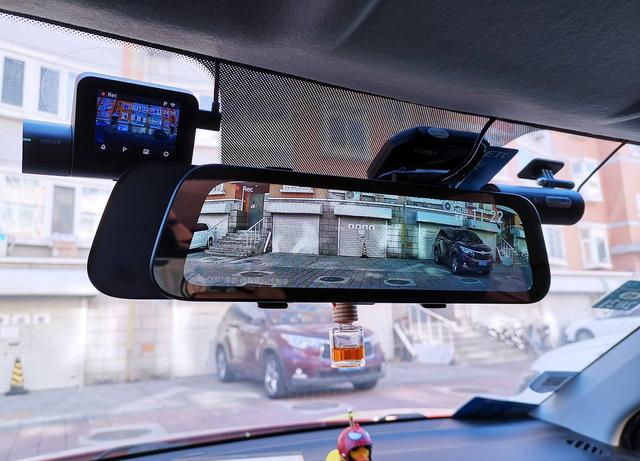 如果你也在挑选合适的行车记录仪,那么这款70迈后视镜流媒体记录仪