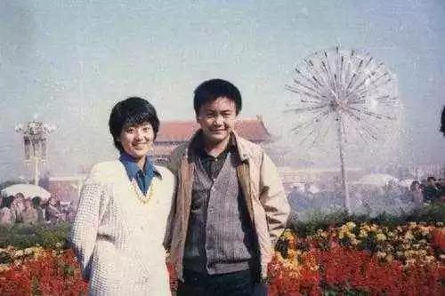 当初为了追到妻子,洪剑涛拍完戏就跑到冉志娟的学校等她放学,这样的