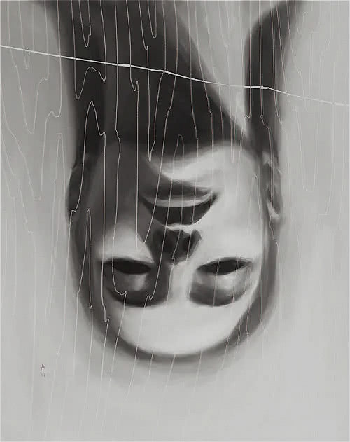 这些画作,呈现了adam tan潜意识中在与精神疾病作抗争的过程,从试图