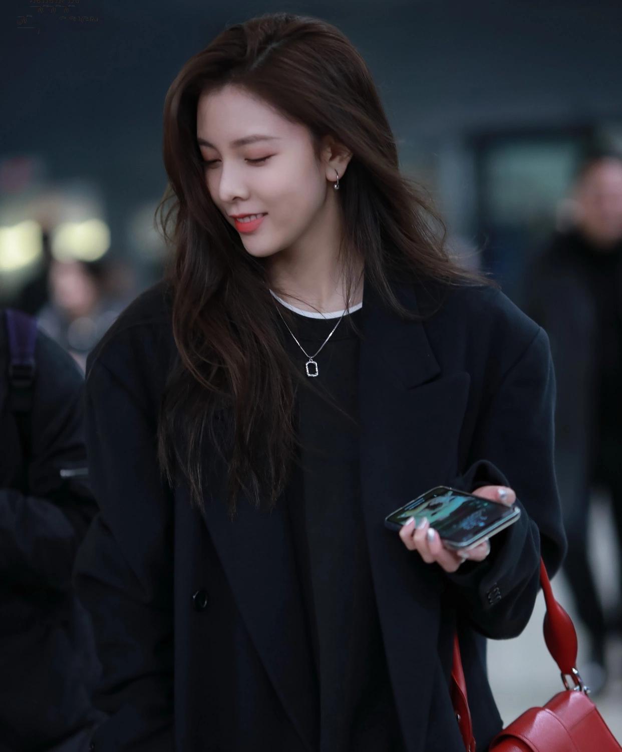 宋妍霏终于不露腿了,一身all black超酷,披肩长发太撩人!