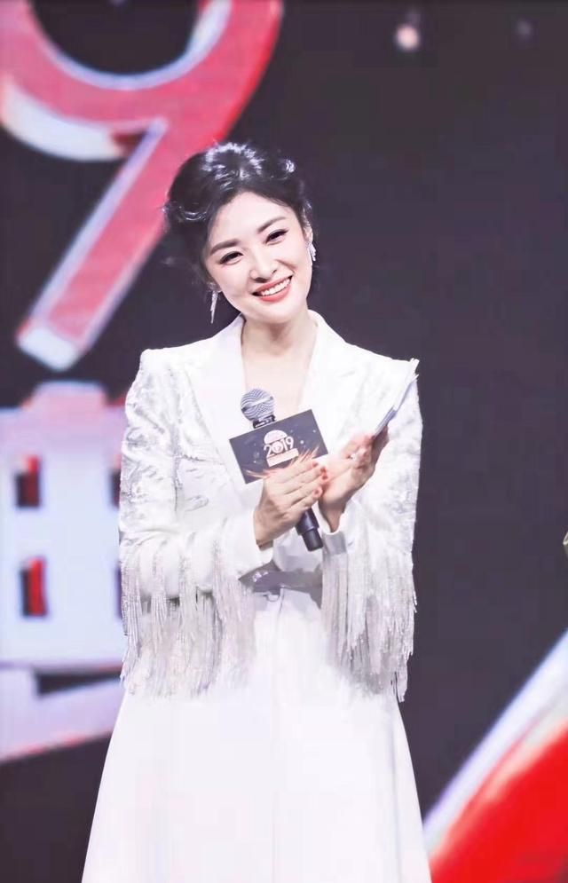 周涛主持《声临其境》第三季,穿白西装登台亮相