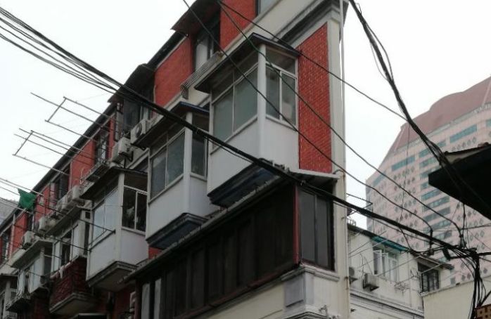 国内惊现"纸片楼",最窄的地方不到20厘米,现在还成热门景点!