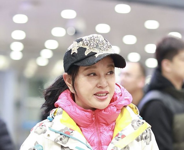 刘晓庆的妆自己化的死亡眉毛芭比粉口红鼻影突兀眼线还歪了