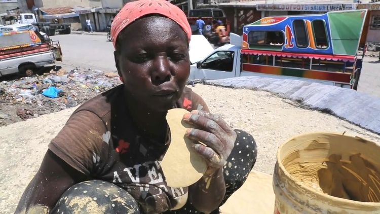 竟然还有的地方穷到要吃土抵抗饥饿,这就是生活在海地的人民的真实