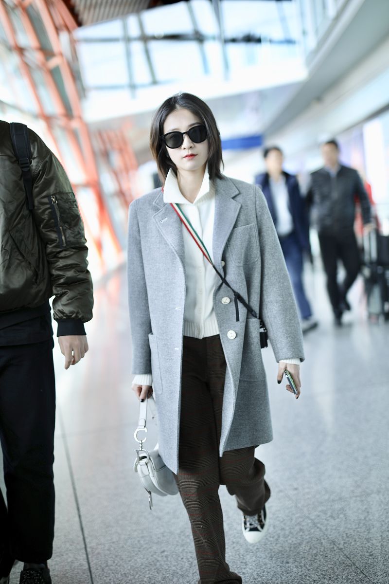 偏爱中性风张雪迎穿灰西装配奶奶裤这衣品章子怡都救不回来