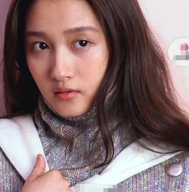 关晓彤太自信,素颜状态拍特写,镜头拉近6倍后,皮肤状态真实了