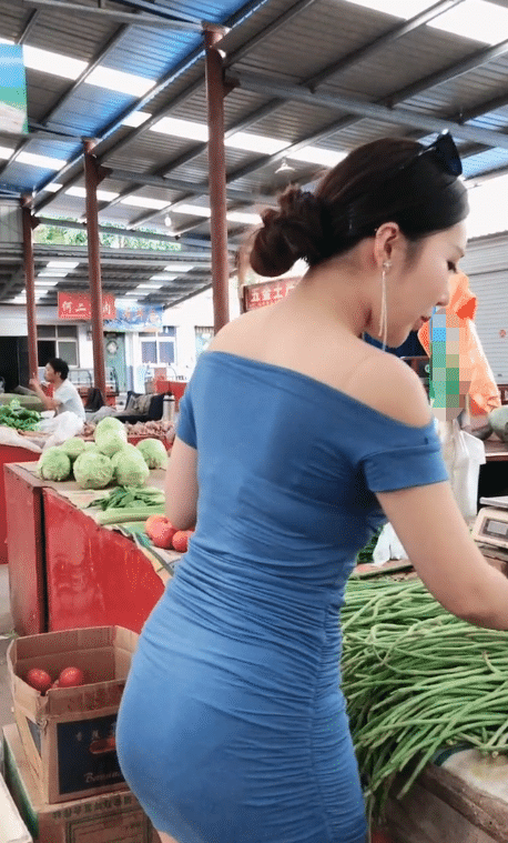 这位美女买菜也穿成这样不怕大婶们嫉妒的眼光吗
