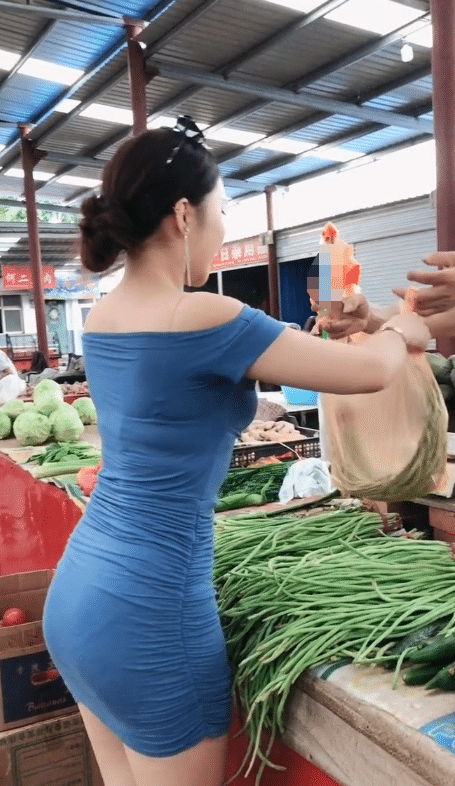 这位美女买菜也穿成这样不怕大婶们嫉妒的眼光吗