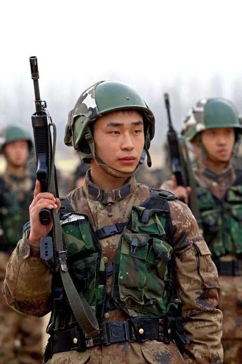 解放军07式作训服正式开始使用数码迷彩,分为荒漠迷彩,丛林迷彩,海洋