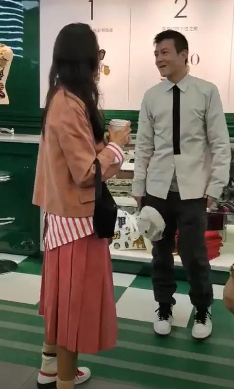 有种气质叫陈冠希的老婆一身死亡芭比粉却意外好看