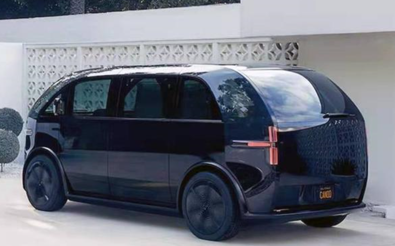 移动ktv包厢式的保姆车,造型像一颗蛋,全玻璃座舱像开飞船