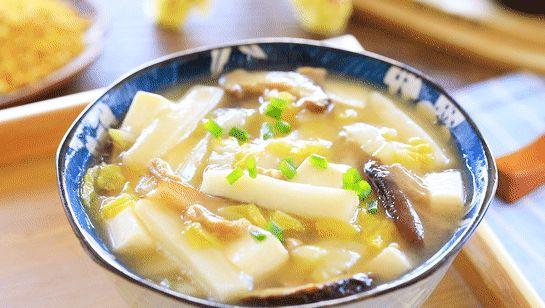 豆腐年糕软糯细嫩,冬日里热腾腾的美味,营养鲜香很是美味