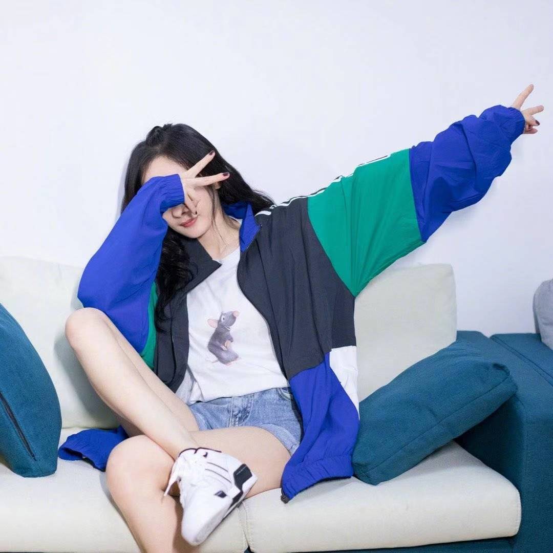 杨幂穿搭太上头运动外套配热裤一双竹签腿太吸睛