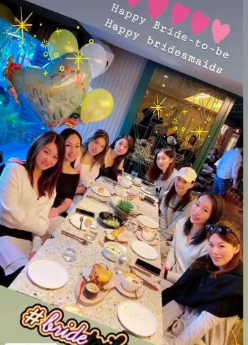 何超莲与7闺蜜外出聚餐戴鸭舌帽吃饭穿卫衣显低调