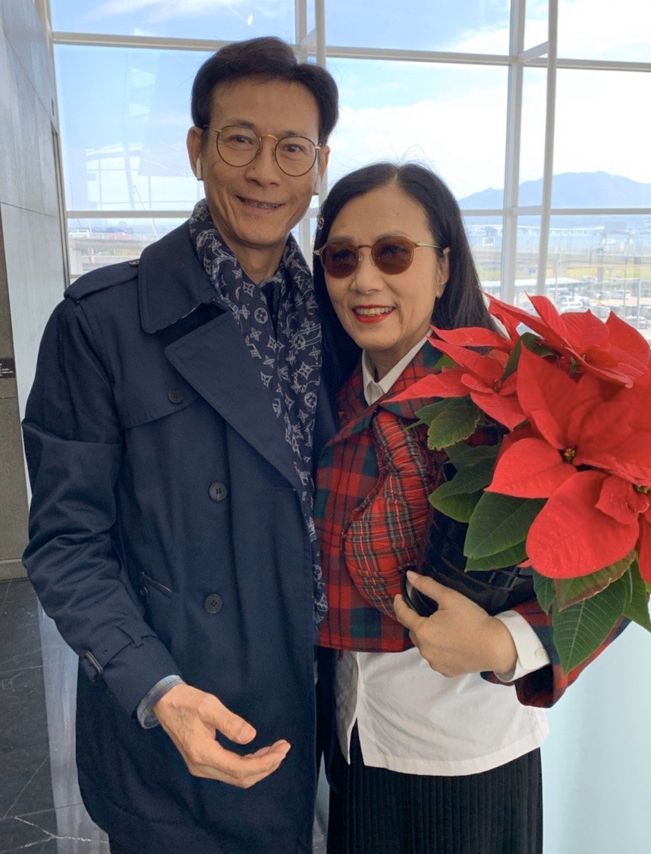 照片中依旧还是汪明荃和郑少秋的合影,不过两人这次都换了一套衣服