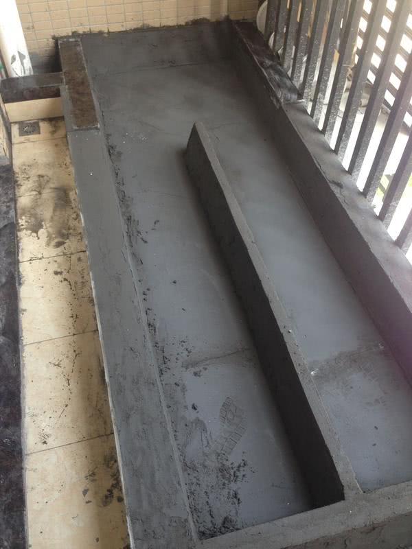 朋友在自家阳台用砖砌了一个鱼池,省钱又漂亮