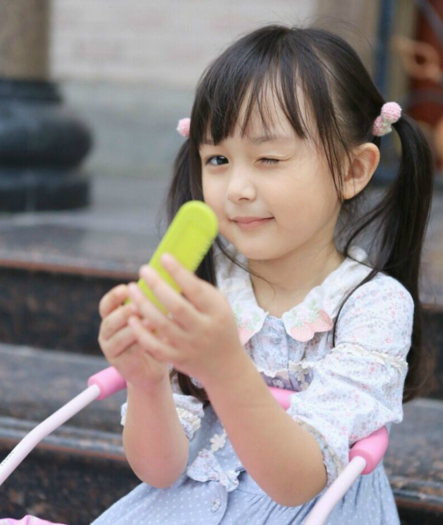 还记得3岁出道年入百万的刘楚恬吗如今10岁长这样