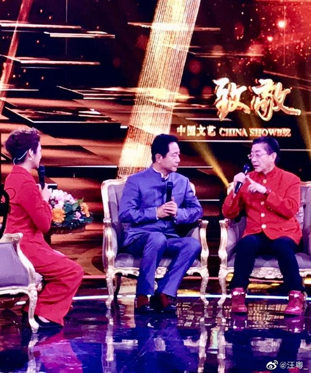 在《中国文艺·向经典致敬》央视版《西游记》再聚首的大合影,是30年