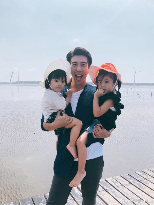 贾静雯晒波妞近照,换了发型背上书包好可爱,网友:看着像萧敬腾|波妞|