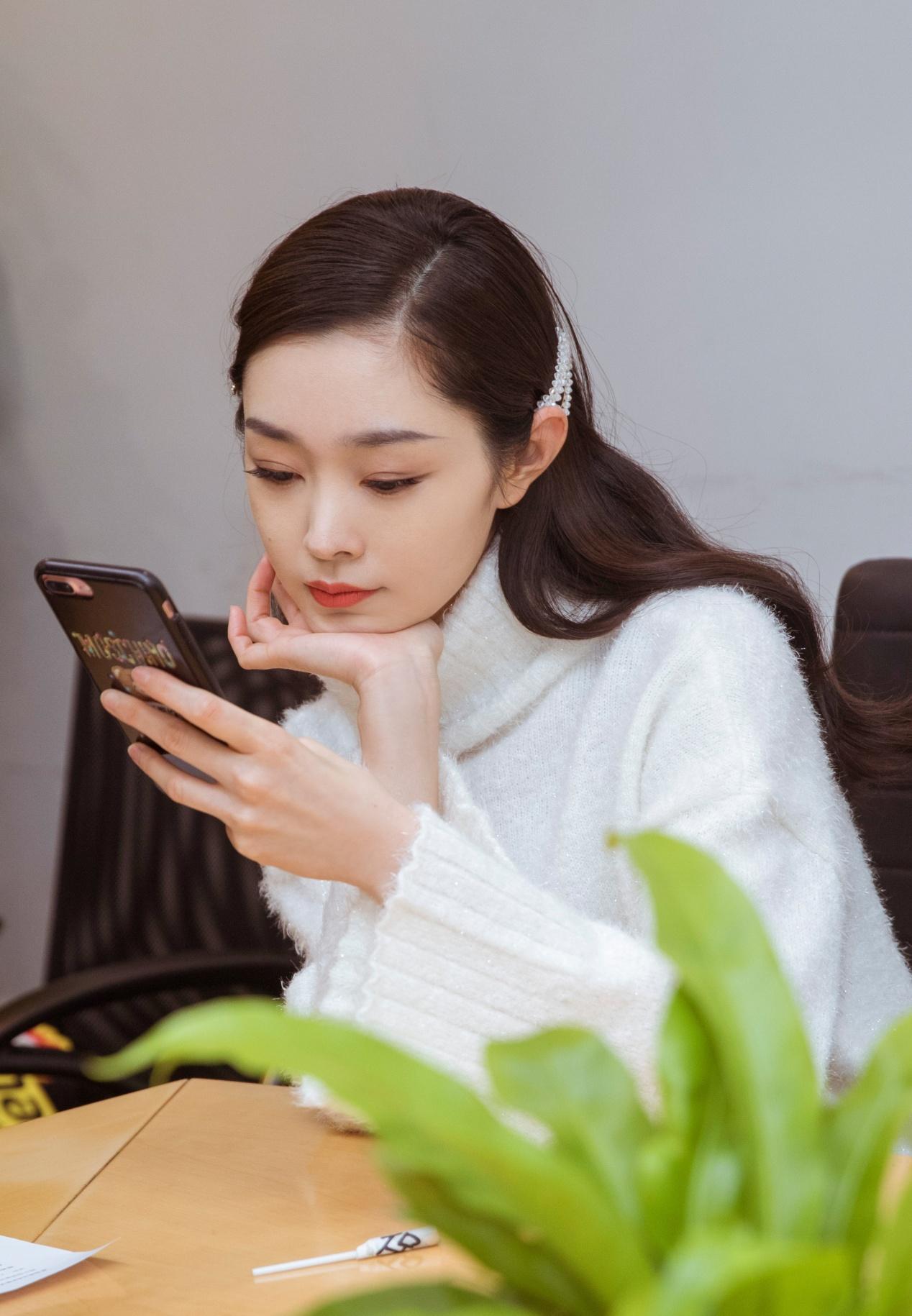 宋轶龙须丸子头造型曝光,藕荷色薄雾裙叠搭层次分明,别致优雅