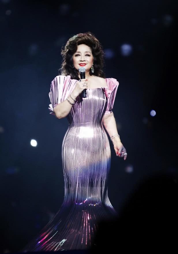 周润发都曾拜倒在裙下,今美的让人惊艳|徐小凤|周润发|国籍_新浪新闻