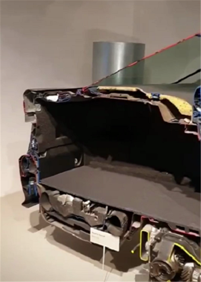 半个车身被锯断的宝马3系，看到内部构造那一刻，才知其为何昂贵