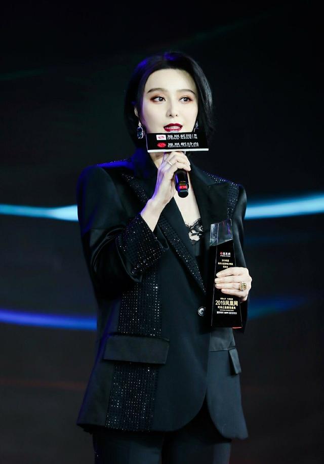 范冰冰回归巅峰状态!短发造型干练利落,烈焰红唇黑西装a爆了