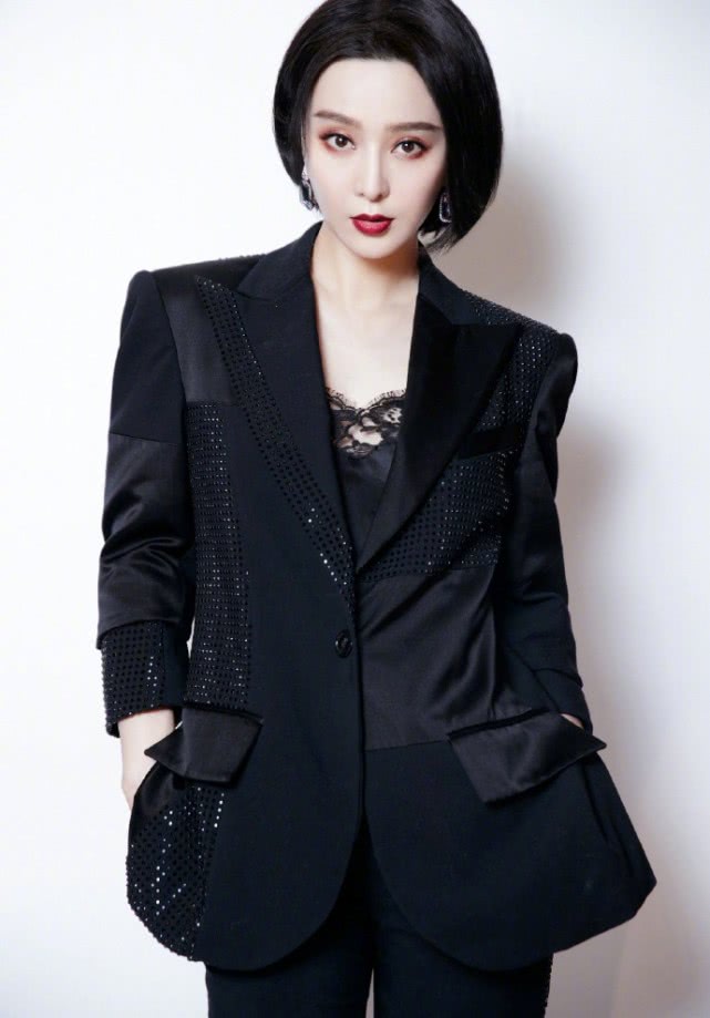 范冰冰黑色西装现身,短发造型帅气利落,回归巅峰女王气场