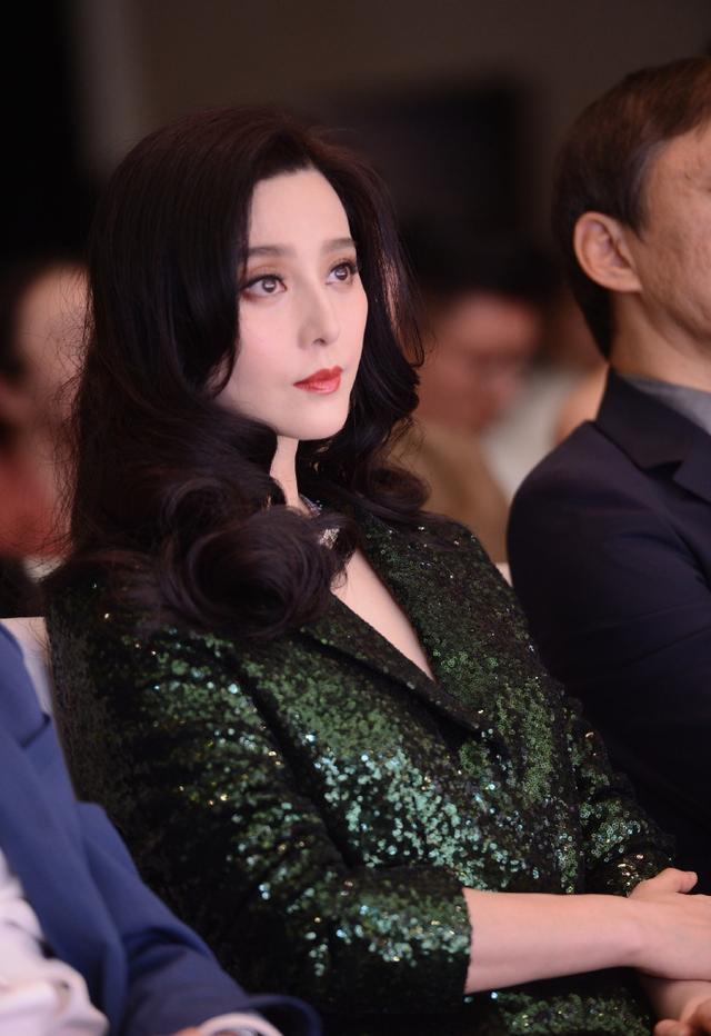 时尚盛典,范冰冰郑爽同框谁赢了?张若昀被问唐艺昕巧妙避开问题