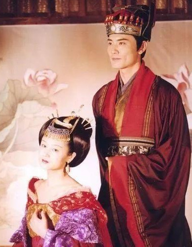 历史记载,在一次宫殿宴会上,她邂逅了城阳公主的二儿子薛绍,并对他一