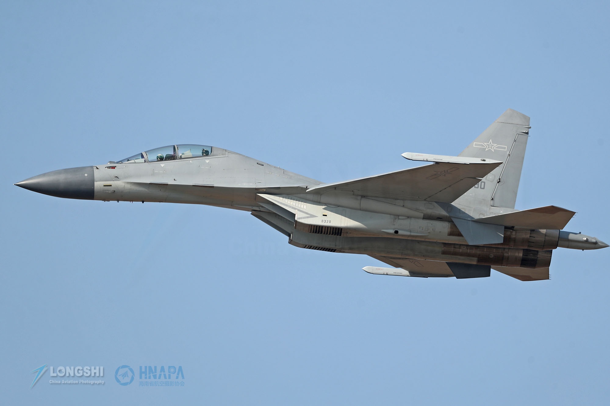 歼-16战斗机安装有空中受油管,通过这个可以扩展这款战斗机的作战半径