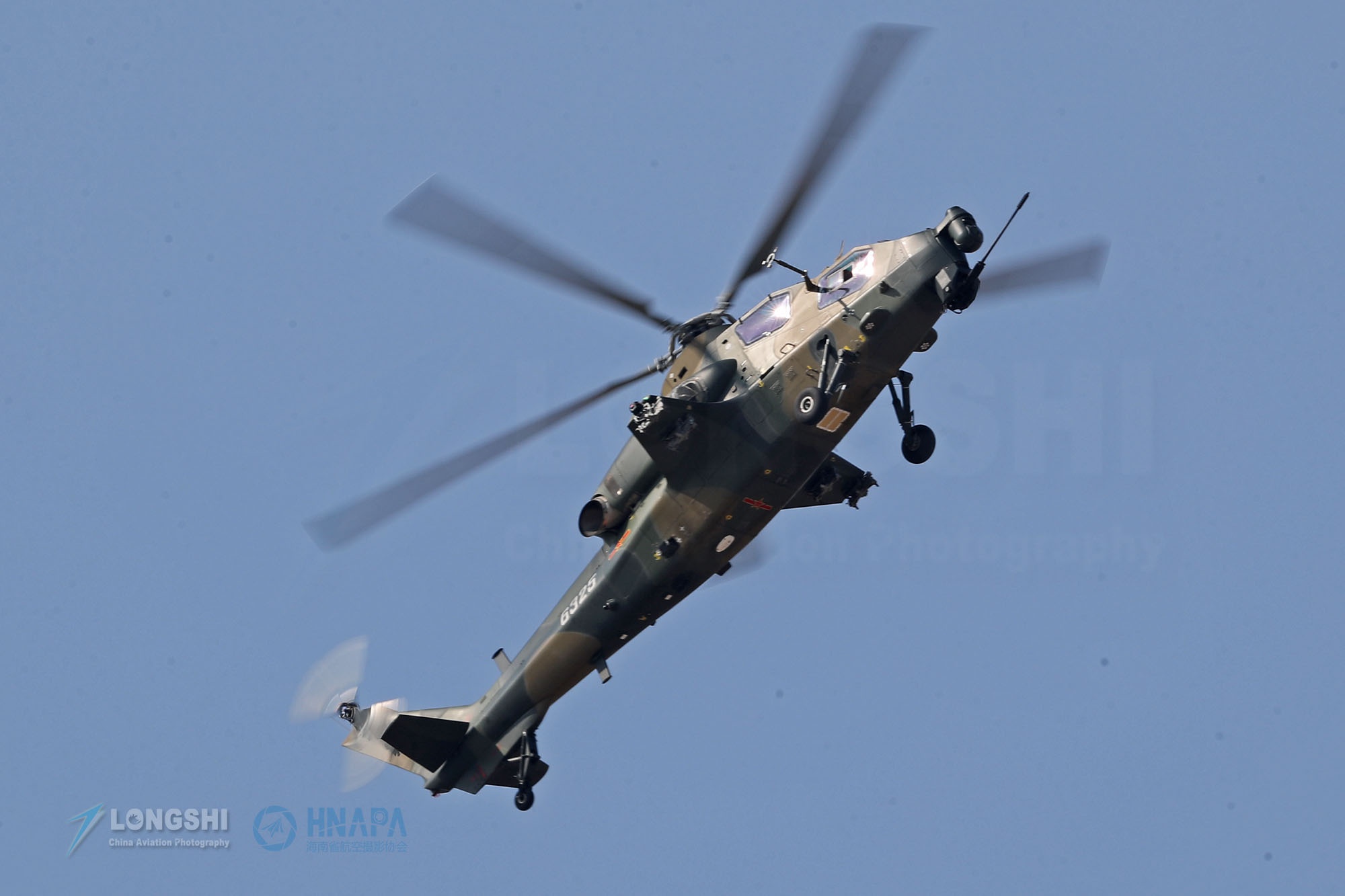 直-10武装直升机与其他直-8系列直升机进行了合同演练,精彩的飞行表演