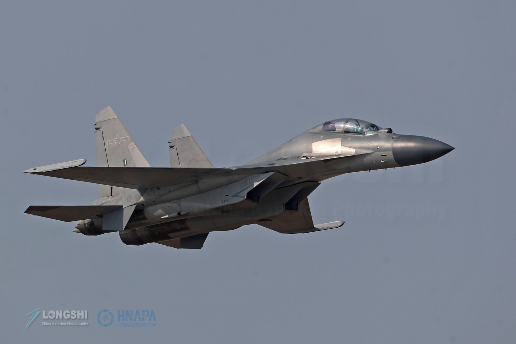 高清国产新锐重型战斗机,外形酷似引进机型,涂装已一改往日传统