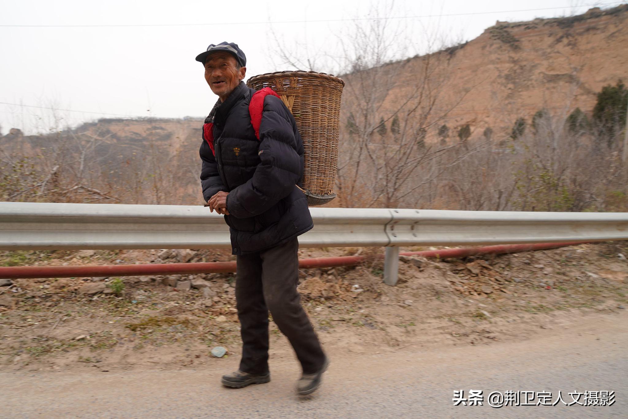 63岁农民大叔赶2里山路看小女儿,身背1竹篓菠菜,背后有故事