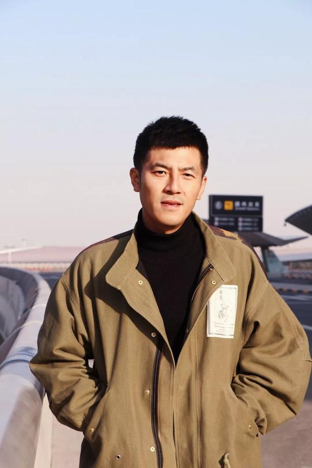 演员王铮机场出发进组新电影一个和四个