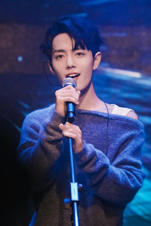 肖战厉害了,白背心搭半露肩毛衣太"妖孽",不愧是wuli羡羡