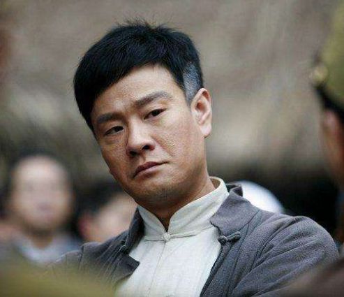 他抛弃妻子娶小自己8岁演员,不惜净身出户,现落魄无人愿用