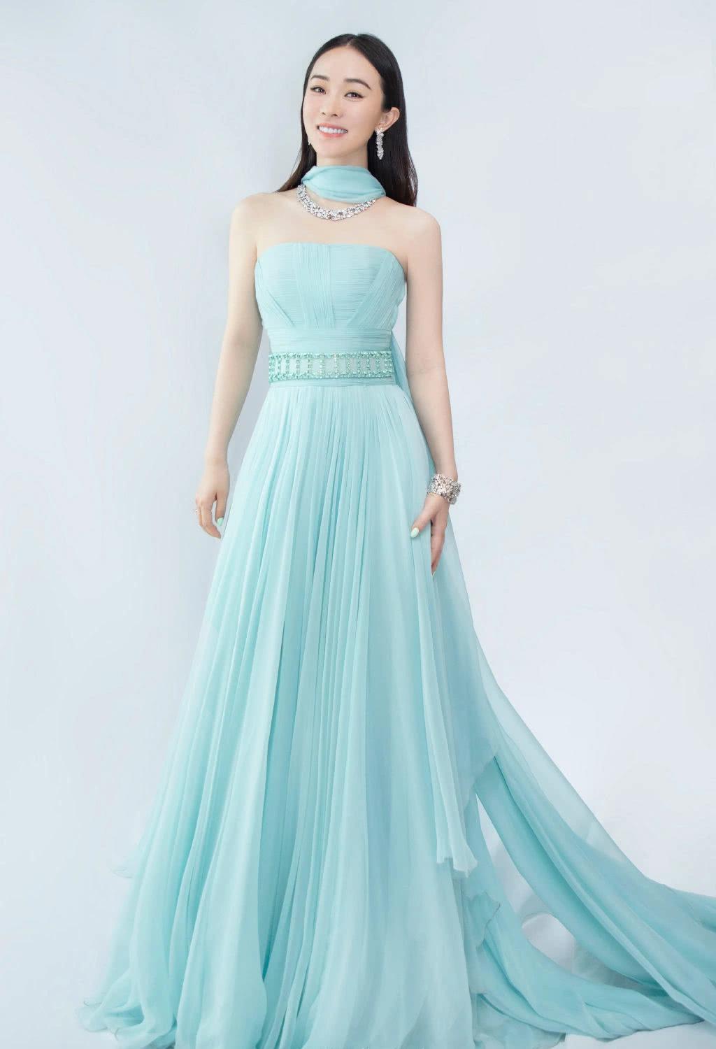 霍思燕越活越年轻了,蓝色西装 黑裙,秀纤细美腿堪比18岁少女