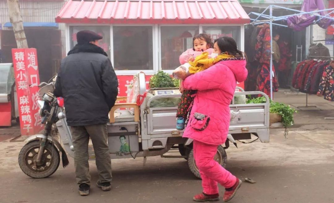 穿睡衣出门怎么了？又没碍谁的事，隔几天拿来说，你们不烦吗？|睡衣|家居服|农村_新浪新闻