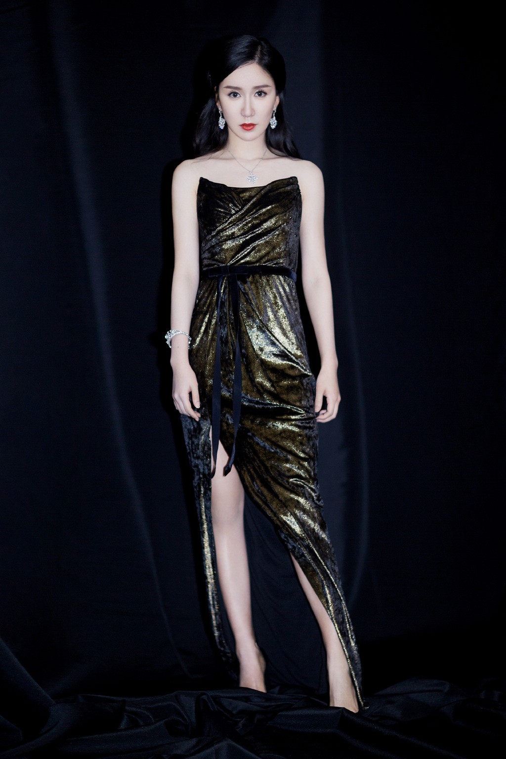 《爱情公寓》她演胡一菲,穿抹胸丝绒裙性感冷艳,网友:被美到了