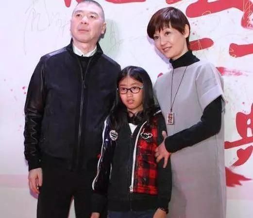 冯小刚15岁养女曝光嘴巴神似养父网友领养的比亲生的还像