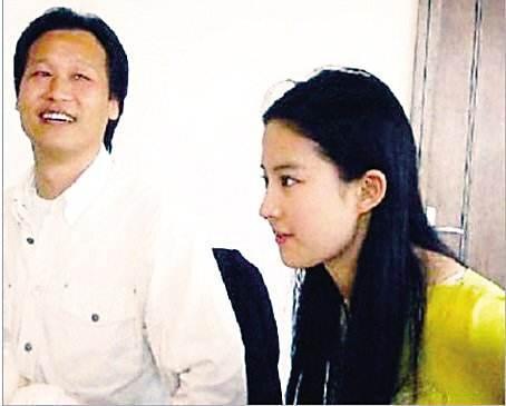 从刘亦菲到杨采钰,陈金飞好像一直游离在年轻漂亮的女孩身边,虽然