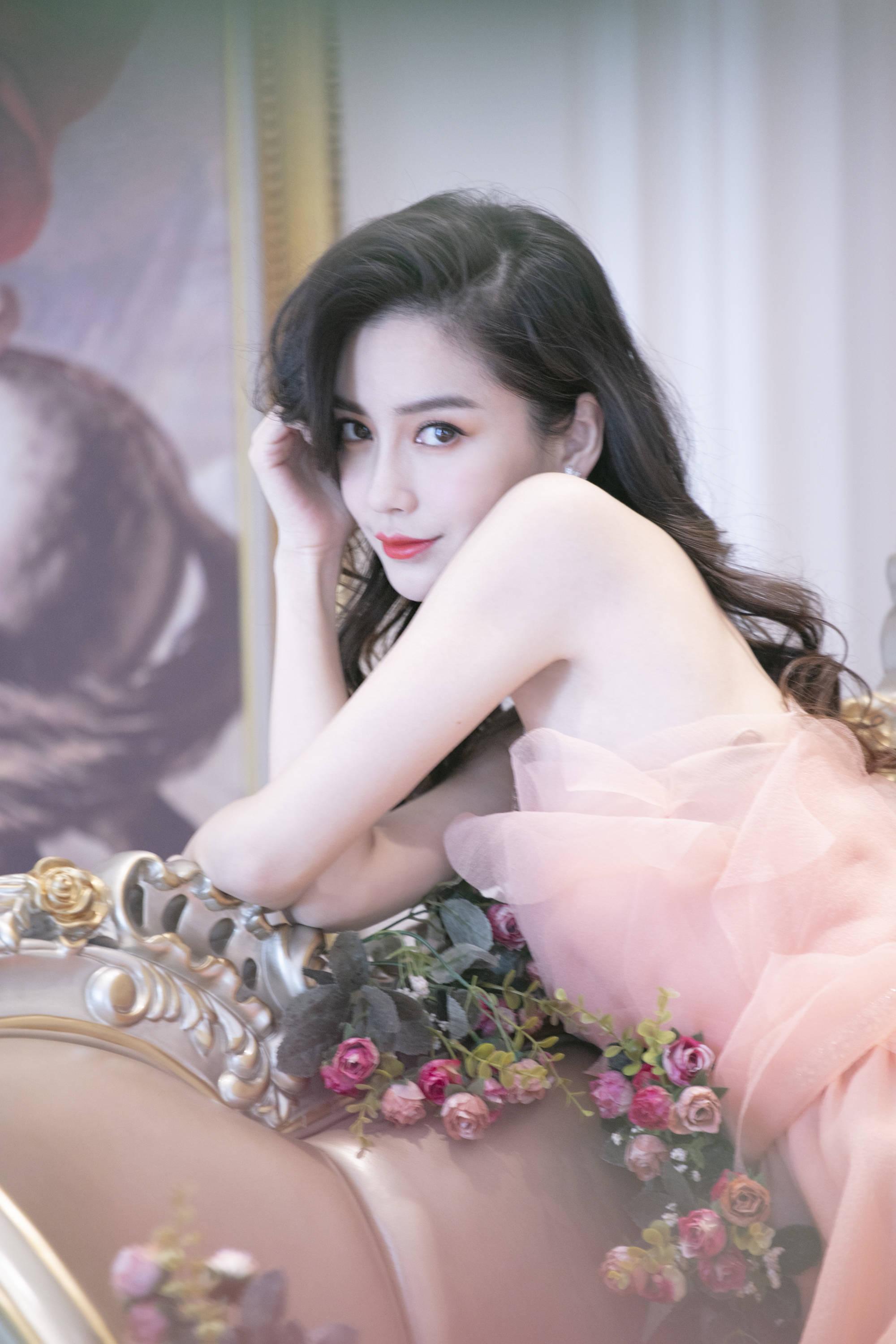 杨颖复古风刺绣纱裙好美,经典盘发韵味雅致,优雅气质亮丽动人