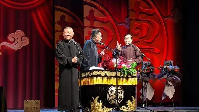 70岁石富宽近况,精神抖擞病态全无,久违上台底气足不惜捧哏徒孙