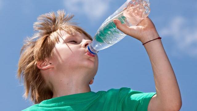 妈妈我想喝水刚上幼儿园的娃每天放学都喊渴原因太心疼