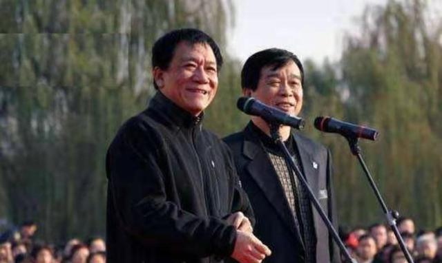 70岁石富宽近况,精神抖擞病态全无,久违上台底气足不惜捧哏徒孙